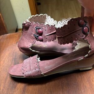 Scalloped Ankle-Strap Open-Toe Mules in Dusty Rose